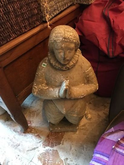 null Grande statue en plâtre d'un jeune écuyer en prière.