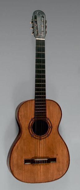 null Guitare Espagnole.
Vers 1900/1920.
Diapason: 65,4 cm
Largeur du sillet: 51 mm
Dos...