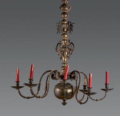 null Lustre en laiton à huit bras de lumière. Fut à boule et balustre.
Style du XVIIe...