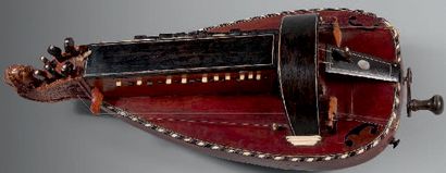 Vielle à roue du XVIIIe siècle en caisse...