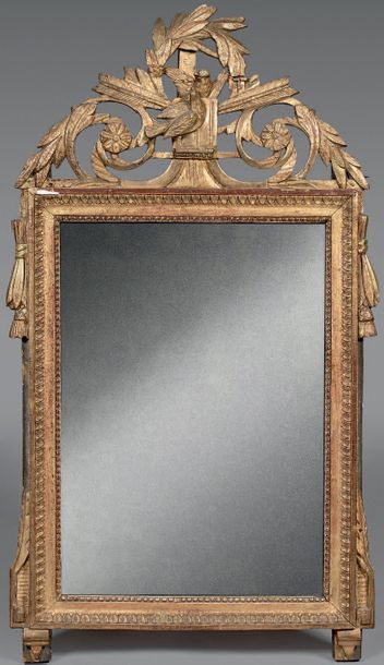 Miroir en bois doré à fronton ajouré sculpté...