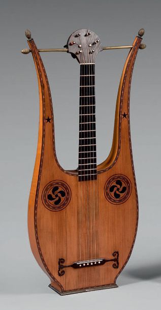 null Guitare lyre anonyme.
Premier tiers du XIXe siècle.
Épicéa pour la table, érable...