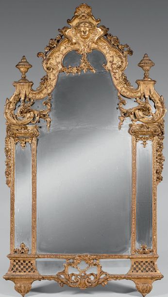 Grand miroir à fronton et parecloses en bois...