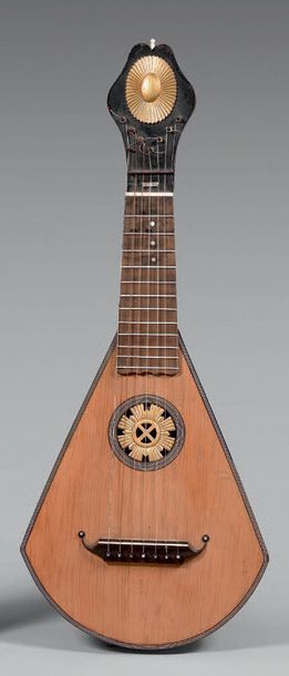 null Guitare à sept cordes de Levien, du nom de son inventeur inscrit sur une petite...
