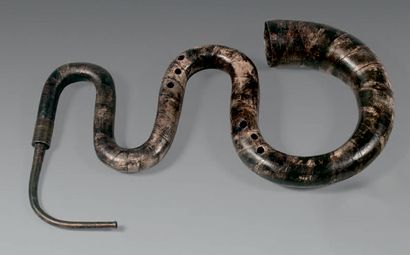 null Serpent Français du XVIIIe siècle en bois recouvert de cuir.
(Bon état, notons...