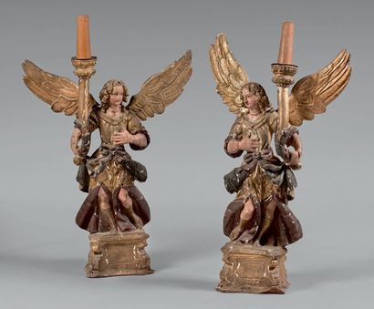 null Paire de statuettes d'anges céroféraires en bois redoré et relaqué.
XVIIIe siècle....