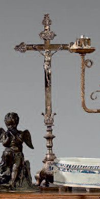 Crucifix en bronze argenté à base tripode.
Fin...