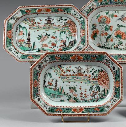 CHINE - Époque KANGXI (1662-1722) 
PAIRE DE PLATS rectangulaires à pans coupés en...