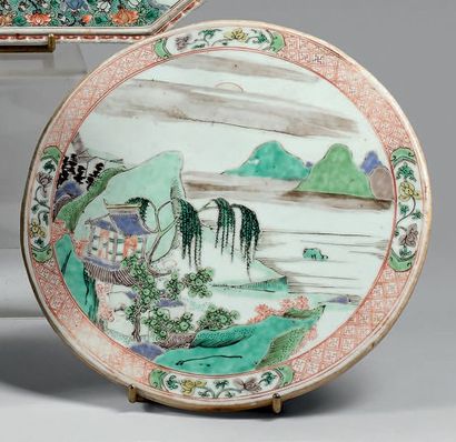 CHINE - Époque KANGXI (1662-1722) 
PLAQUE ronde en porcelaine décorée en émaux polychromes...
