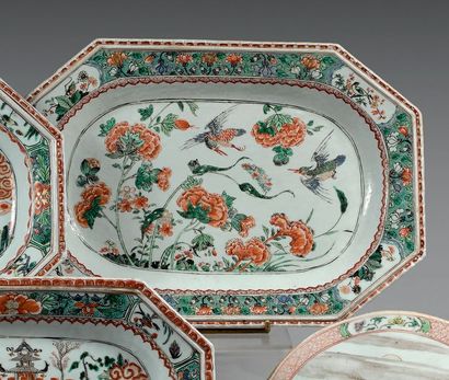 CHINE - Époque KANGXI (1662-1722) 
PLAT rectangulaire à pans coupés en porcelaine...