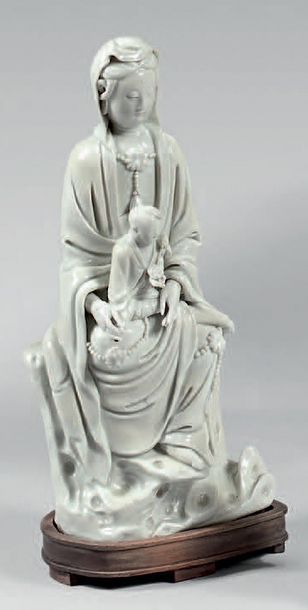 CHINE - XVIIIe siècle 
STATUETTE en blanc de chine de Guanyin à l'enfant assise sur...