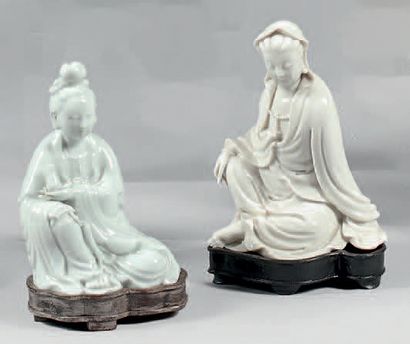 CHINE - XVIIIe siècle 
DEUX STATUETTES en blanc de chine de Guanyin assises, l'une...