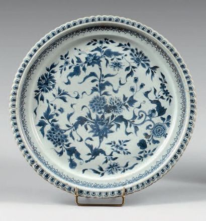 CHINE - XVIIIe siècle 
PLAT chantourné en porcelaine décorée en bleu sous couverte...