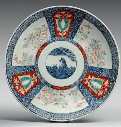 JAPON - Fin de l'époque Meiji (1868-1912) 
IMPORTANT PLAT en porcelaine émaillée...