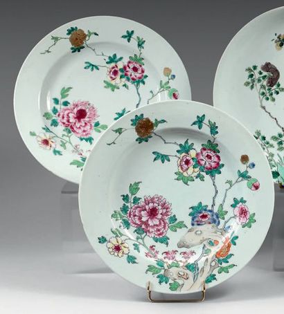 CHINE - XVIIIe siècle 
PAIRE DE PLATS en porcelaine à décor en émaux polychromes...