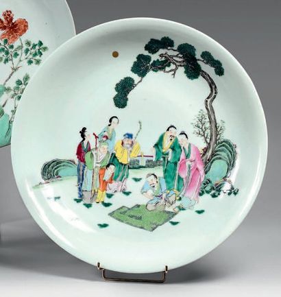 CHINE - Époque de la République MINGUO (1912-1949) 
PLAT rond en porcelaine à décor...