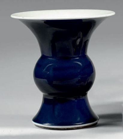 CHINE - Début du XIXe siècle 
VASE de forme «gu» en porcelaine émaillée bleu foncé.
Hauteur:...