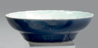 CHINE - Début du XIXe siècle 
COUPE à bord évasé en porcelaine émaillée bleu clair.
(Ébréchures).
Diamètre:...