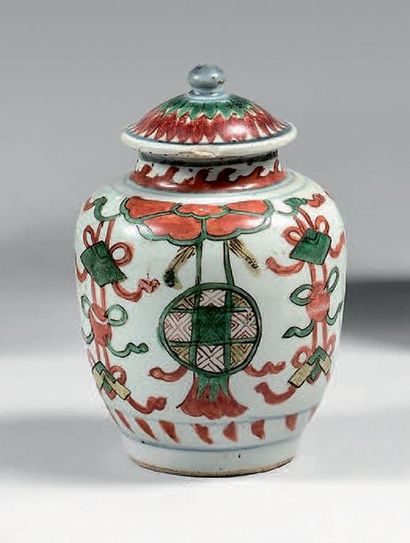 CHINE - PÉRIODE TRANSITION, XVIIE SIÈCLE 
PETIT POT COUVERT en porcelaine décorée...