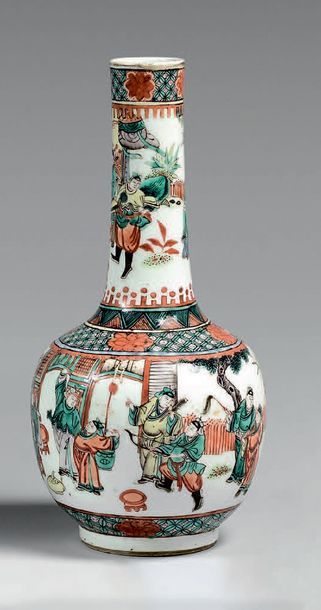 CHINE - fin du XIXe siècle 
VASE BOUTEILLE en porcelaine émaillée polychrome à décor...