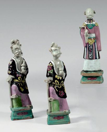 CHINE - XIXe siècle 
TROIS STATUETTES en porcelaine d'immortels, deux de Li tieguai...