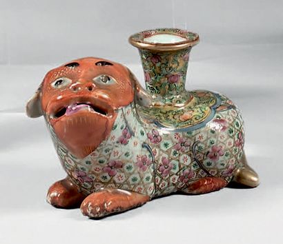 CHINE, Canton - XIXe siècle 
PORTE-ENCENS en forme de chien couché en porcelaine...