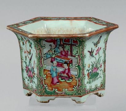 CHINE, Canton - XIXe siècle 
PETIT CACHE-POT hexagonal en porcelaine émaillée polychrome...