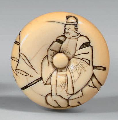 JAPON - Époque EDO (1603-1868) 
MANJU en ivoire, à décor ciselé d'un samouraï près...