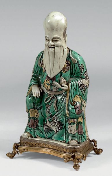 CHINE - XIXe siècle 
STATUETTE de Shou Lao en porcelaine émaillée en vert, jaune...