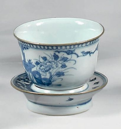 CHINE - XIXe siècle 
BOL ET SA SOUCOUPE en porcelaine bleu blanc cerclé de métal...