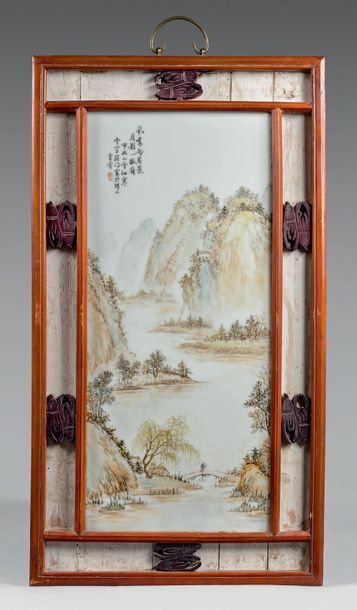 CHINE - XIXe siècle 
PLAQUE en porcelaine blanc émaillé polychrome, représentant...