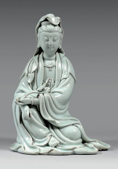 CHINE - XIXe siècle 
STATUETTE de Guanyin en porcelaine émaillée blanc de
Chine,...