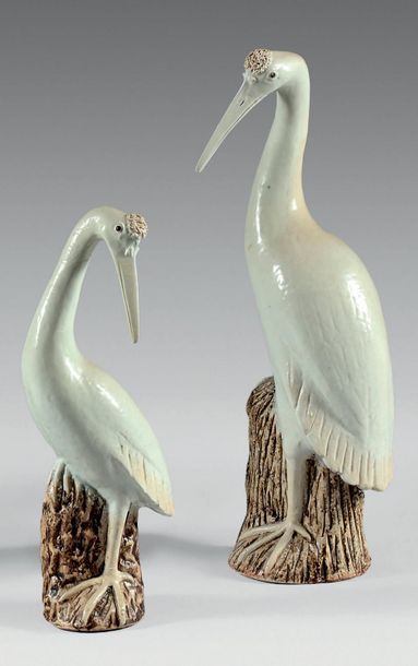 CHINE - XVIIIe/XIXe siècle 
DEUX GRUES en porcelaine émaillée blanche, posées sur...