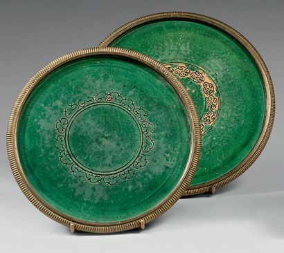 CHINE - XIXe siècle 
DEUX PLATS ronds en terre cuite vernissée vert, à décor au centre...
