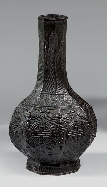 CHINE - fin du XIXe siècle 
VASE de forme bouteille et octogonale en porcelaine émaillée...