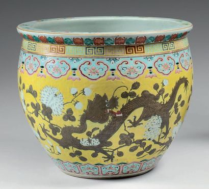 CHINE - Vers 1900 
VASQUE en porcelaine à décor émaillé polychrome et or sur fond...