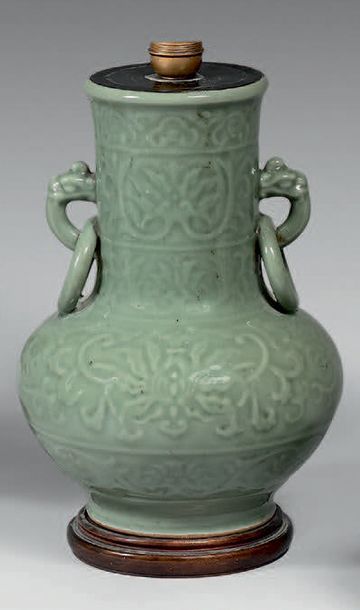 CHINE - XIXe siècle 
VASE À PANSE basse et col long en porcelaine émaillée céladon...