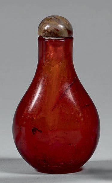 CHINE - XXe siècle 
FLACON TABATIÈRE de forme bouteille à panse basse en ambre. (Égrenures,...