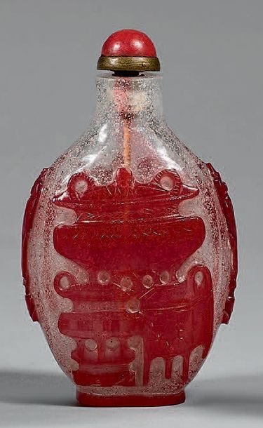 CHINE - XXe siècle 
DEUX FLACONS TABATIÈRE en verre overlay rouge sur fond bullé...