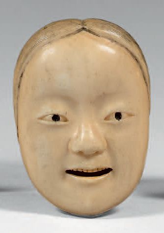 JAPON - Epoque MEIJI (1868-1912) 
DEUX NETSUKE en ivoire:
- Petit modèle de masque...