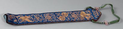 CHINE - XIXe siècle 
ÉTUI À ÉVENTAIL en soie bleue et beige brodée aux fils d'or...