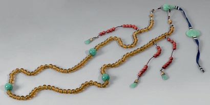 CHINE - XIXe siècle 
COLLIER DE MANDARIN composé de perles de verre ambré alternant...