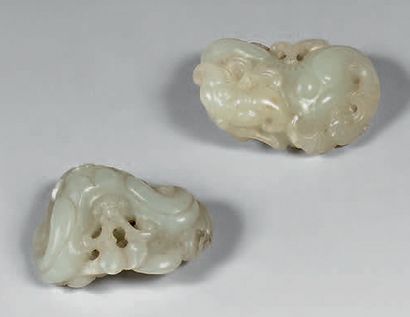 CHINE - Vers 1900 
DEUX ORNEMENTS en néphrite sculptée en forme de bouton de lotus...