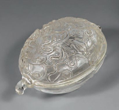 CHINE - XIXe siècle 
PETIT BOÎTE en forme de cucurbitacé en cristal de roche à décor...