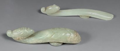 CHINE - XVIIIe siècle Deux fibules en néphrite sculptée en forme de phénix.
Longueur:...