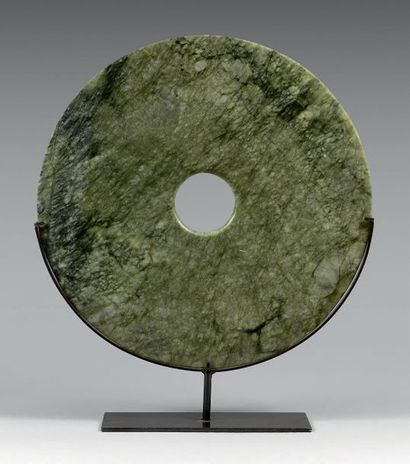 CHINE - XXe siècle 
IMPORTANT DISQUE BI en néphrite sculptée.
Diamètre: 40,2 cm
Socle...