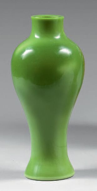 CHINE - XIXe siècle 
VASE de forme meiping en verre vert.
Hauteur: 23,5 cm
