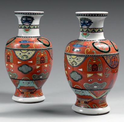CHINE - fin du XIXe siècle 
Paire de vases balustres à col légèrement évasé en porcelaine...