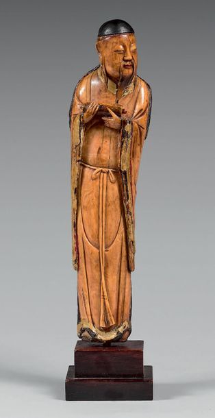 CHINE - Epoque MING (1368-1644) 
STATUETTE en ivoire à trace de laque or et rouge,...