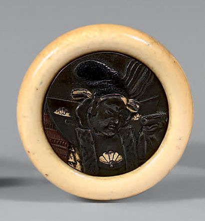 JAPON - Fin de l'époque Edo (1603-1868) 
KAGAMIBUTA, le bol en ivoire, la plaque...